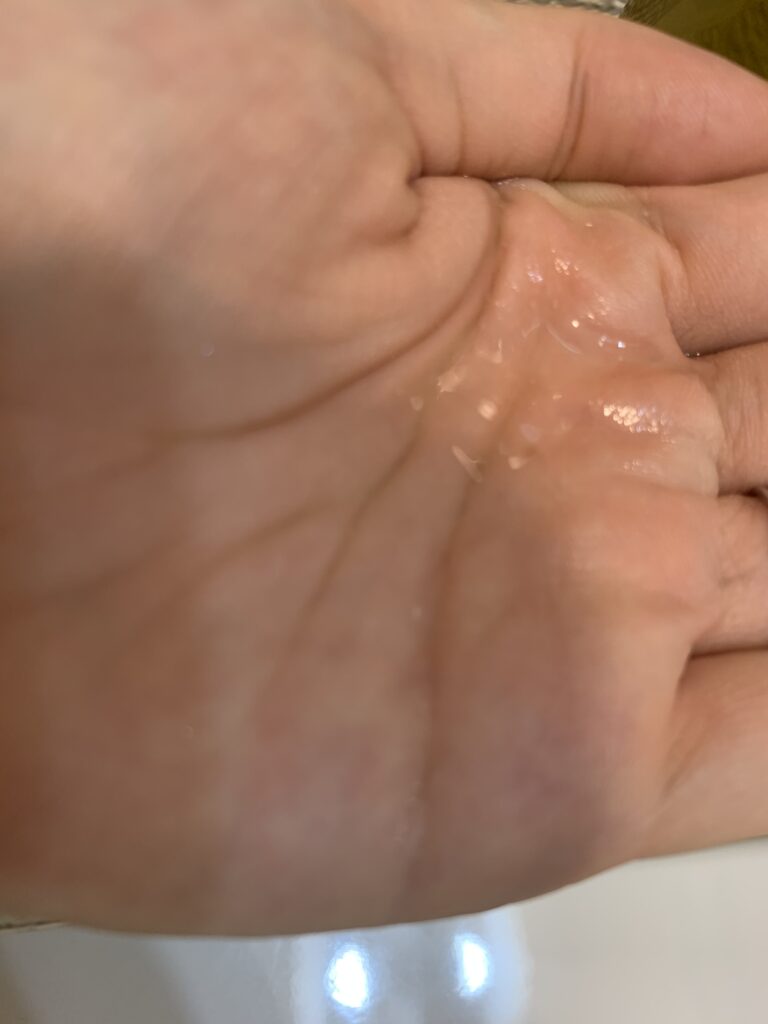 オルビス ザ クレンジングオイル 手のひらにオイルを出した写真