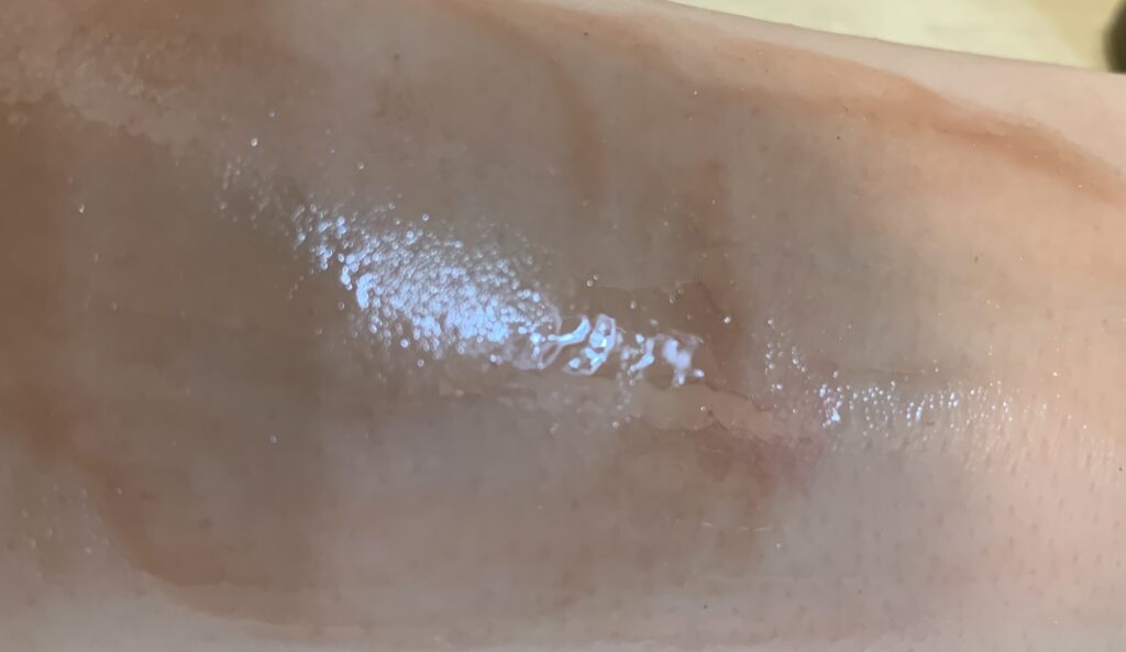 オルビス ザ クレンジングオイル 腕に塗布をした化粧品を落としている写真(塗り広げ②)